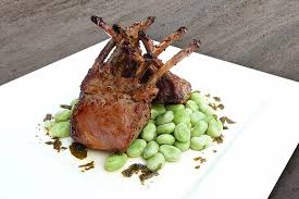 Lamscarré met tuinboontjes en kruidenolie